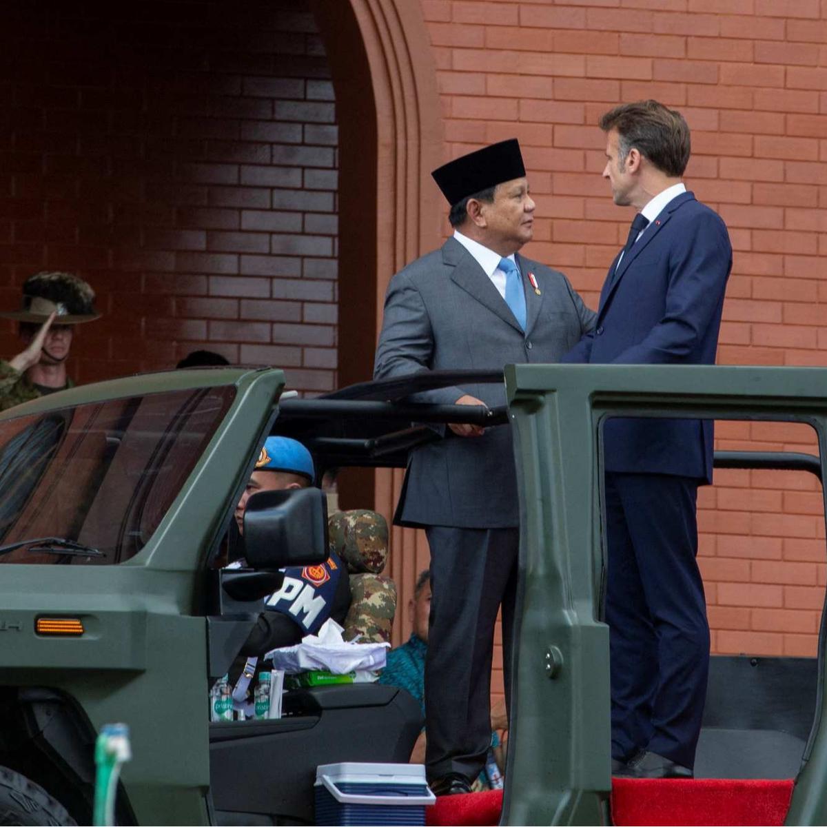 Prabowo dan Presiden Prancis Emmanuel Macron satu helikopter menuju Akmil Magelang