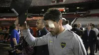 Pemain Boca Junior, Pablo Perez, cedera dalam penyerangan yang dilakukan suporter River Plate, akhir pekan lalu (AFP/Juan Mabrotama)