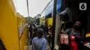 Pemudik arus balik Lebaran Idul Fitri 2023 tiba dengan bus di Terminal Lebak Bulus, Jakarta, Rabu (26/4/2023). (Liputan6.com/Johan Tallo)