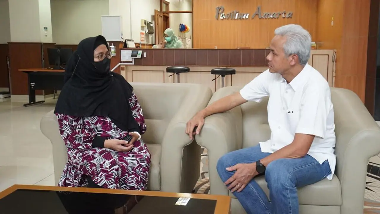 Gubernur Jawa Tengah, Ganjar Pranowo, bersama istri cendekiawan dan budayawan Emha Ainun Najib atau yang akrab disapa Cak Nun, Novia Kolopaking