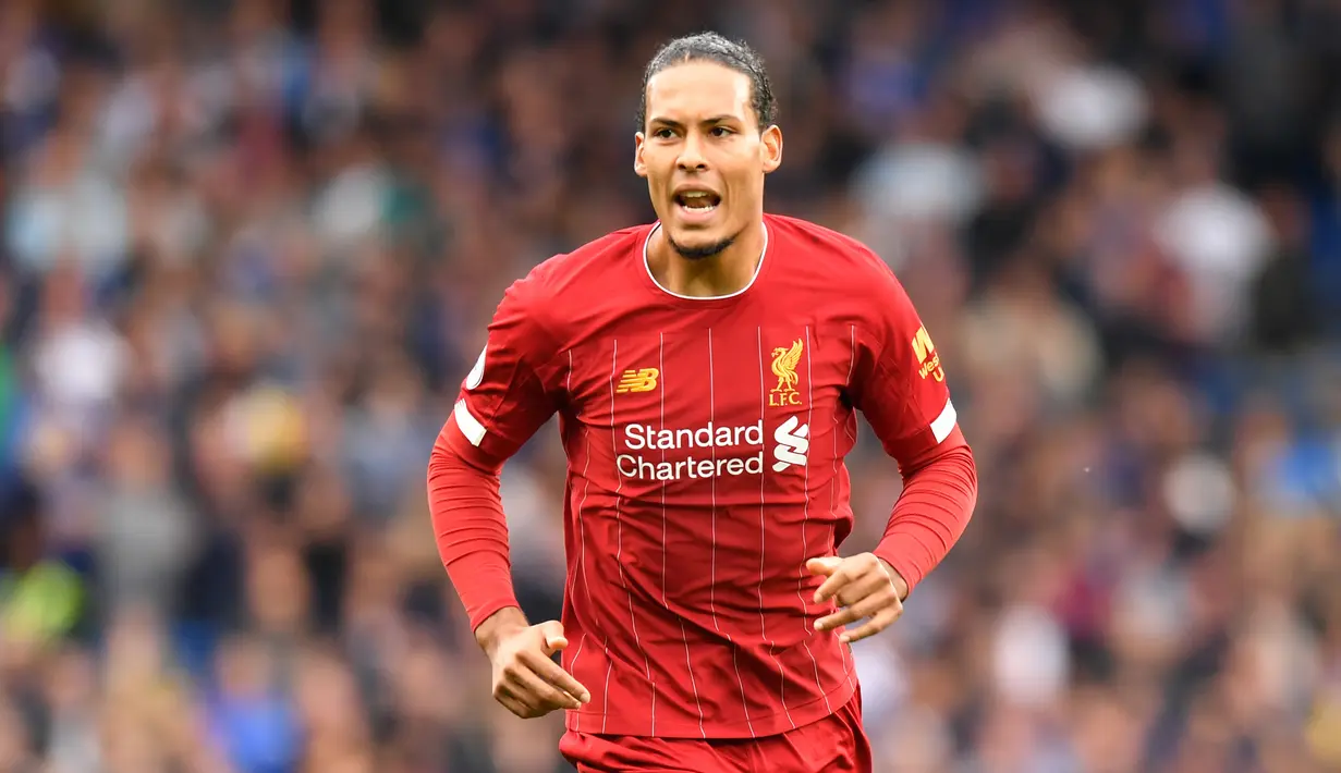 6. Virgil van Dijk (Liverpool) - Bek asal Belanda ini menjadi elemen penting Liverpool saat meraih gelar juara Liga Inggris 2019/2020. Virgil van Dijk menjadi sosok penting di lini pertahanan Liverpool dan bek terbaik di kompetisi Liga Inggris. (AFP/Olly Greenwood)