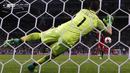 Kiper Cile, Claudio Bravo, menepis penalti gelandang Portugal, Joao Mautinho, pada semifinal Piala Konfederasi di Kazan Arena, Kazan, Rabu (28/6/2017). Cile menang adu penalti 3-0 atas Portugal. (EPA/Yuri Kochetkov)
