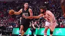 Pemain Nets, Brook Lopez (11) berusaha melewati hadangan saudara kembarnya pemain Chicago Bulls, Robin Lopez (8) pada lanjutan NBA basketball game, (28/12/2016) di United Center.  Bulls menang 101-99. (Reuters/Mike DiNovo-USA TODAY Sports)