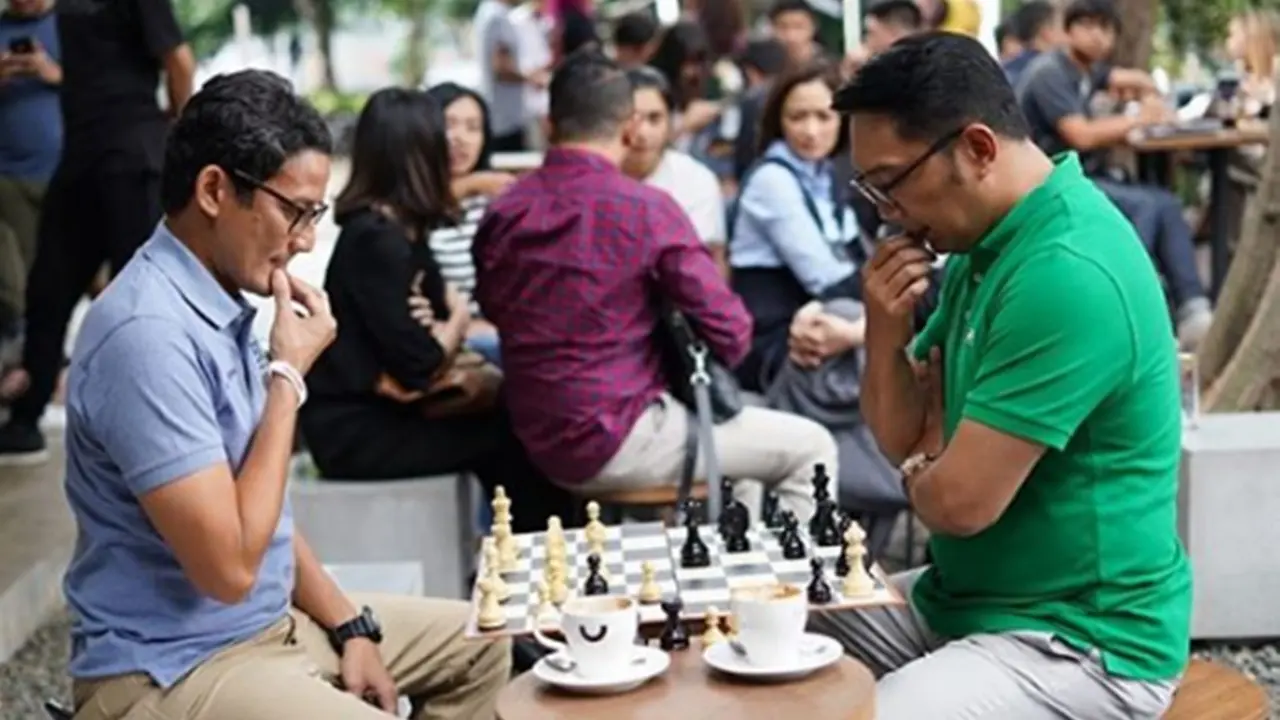 Keseruan Sandiaga Uno dan Ridwan Kamil, Main Catur hingga Minum Kopi Bareng