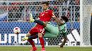Pemain Portugal, Eliseu (kanan) menghadang pemain Rusia, Fedor Smolov pada laga grup A Piala Konfederasi 2017 di Spartak Stadium, Moscow, (21/6/2017). Portugal menang 1-0.  (AP/Pavel Golovkin)