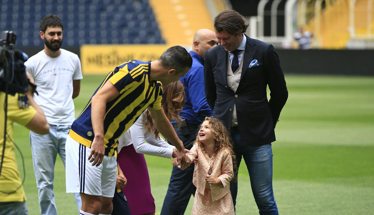 Penampilan Robin van Persie di depan publik Fenerbahce. (AP Photo/Lefteris Pitarakis)