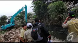 Untuk menanggulangi banjir yang kerap merendam kawasan Mampang dan sekitarnya pemprov DKI melakukan pelebaran Kali Mampang hingga 20 meter, Rabu (20/8/2014) (Liputan6.com/Faizal Fanani)