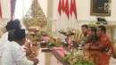 Presiden Joko Widodo berdialog dengan Dewan Pimpinan Pusat Asosiasi Petani Tebu Rakyat Indonesia (DPP APTRI) di Istana Negara, Jakarta, Selasa (5/3). Pertemuan membahas kelangsungan industri gula dan pertanian tebu.(Liputan6.com/Angga Yuniar)