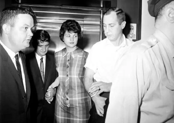 Dora dan Chester Fronczak meninggalkan Rumah Sakit Michael Reese di Chicago beberapa hari setelah bayi mereka diculik pada tahun 1964 (AP)