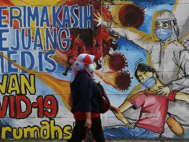 Warga melintasi mural ajakan melawan COVID-19 di Depok, Jawa Barat, Selasa (14/4/2020). Pemprov Jawa Barat akan memulai pembatasan sosial skala besar di Bogor, Depok, Bekasi pada Rabu (15/4) dengan menyiapkan anggaran Rp4 triliun sebagai jaring pengaman sosial. (Liputan6.com/Helmi Fithriansyah)