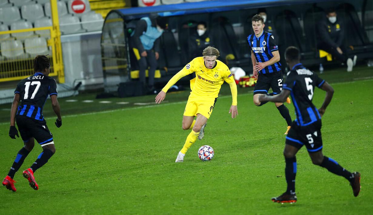 Pemain Borussia Dortmund Erling Haaland (tengah) membawa bola melewati pemain Brugge Simon Deli dan Odilon Kossounou pada pertandingan Grup F Liga Champions di Stadion Jan Breydel, Bruges, Belgia, Rabu (4/11/2020). Dortmund menang 3-0, Erling Haaland mencetak dua gol. (AP Photo/Francisco Seco)