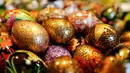 Sejumlah telur Paskah dipajang di sebuah toko di Old Town Square, Praha, Republik Ceko (23/3). Telur - telur tersebut diwarnai dan ditandai dengan corak yang indah untuk merayakan Paskah. (REUTERS/David W Cerny) 