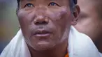 Seorang sherpa Nepal, Kami Rita tiba di bandara di Kathmandu, Kamis, 25 Mei 2023. (AP Photo/Niranjan Shrestha)