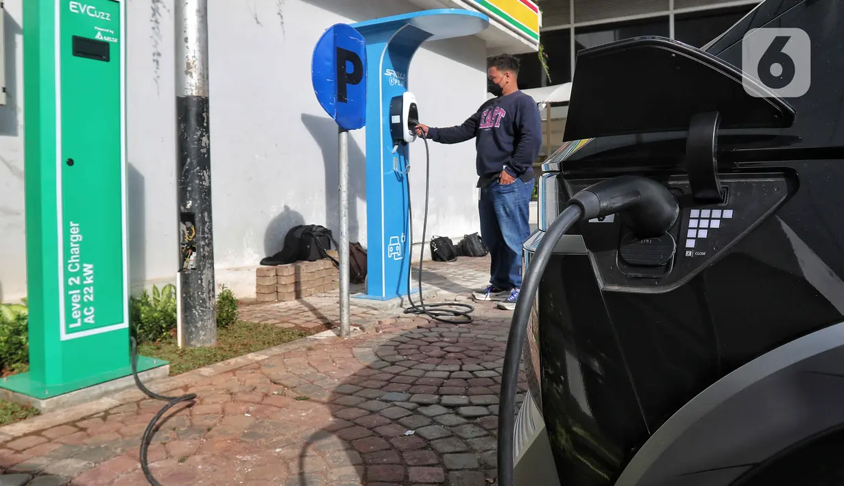 Mobil listrik merek 'Hyundai Ioniq 5' diisi daya di halaman Kompleks DPR RI, Jakarta, Jumat (30/9/2022). Kendaraan tersebut merupakan dukungan dari PT Hyundai untuk kelancaran penyelenggaraan kegiatan P20, dalam mengkampanyekan ramah lingkungan dan menghargai karya anak bangsa. (Liputan6.com/Angga Yuniar)