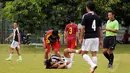 Pemain depan Paski-Man FC, Ajul Jiung terkapar usai dijegal salah satu pesepak bola Selebriti FC di turnamen Agum Gumelar Cup di Lapangan C Senayan, Jakarta (9/1/2015). Paski-Man FC unggul 1-0 atas Selebrity FC. (Liputan6.com/Helmi Fithriansyah)
