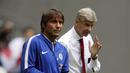 Pelatih Arsenal, Arsene Wenger (kanan) dengan tenang memberikan masukan kepadan anak asuhnya saat laga melawan Chelsea pada Community Shield 2017  di Wembley Stadium, London, (6/8/2017). Arsenal menang lewat adu penalti 4-1. (AFP/Frank Augstein)