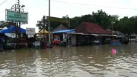 Pusat ekonomi di area komplek Pemakaman Sunan Gunung Jati lumpuh akibat banjir. (Liputan6.com / Panji Prayitno)