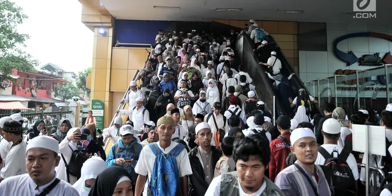 Stasiun Gondangdia Dipenuhi Massa Reuni 212