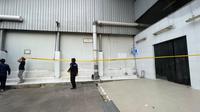 Penyegelan pabrik peleburan stainless steel PT PMT yang diduga menjadi sumber pencemaran radioaktif pada udang beku ekspor. (dok. Biro Humas KLH)