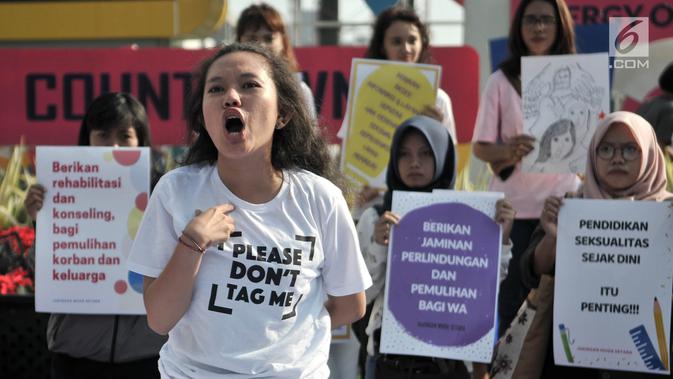 Massa yang tergabung dalam Jaringan Muda Setara saat menggelar aksi teatrikal menuntut keadilan untuk WA korban pemerkosaan di kawasan Bundaran HI, Jakarta, Minggu (5/8). (Merdeka.com/Iqbal S. Nugroho)