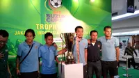 Irfan Bachdim (kiri) dan pemain timnas lainnya ketika berpose di depan trofi Piala AFF (Antonius Hermanto/Liputan6.com)