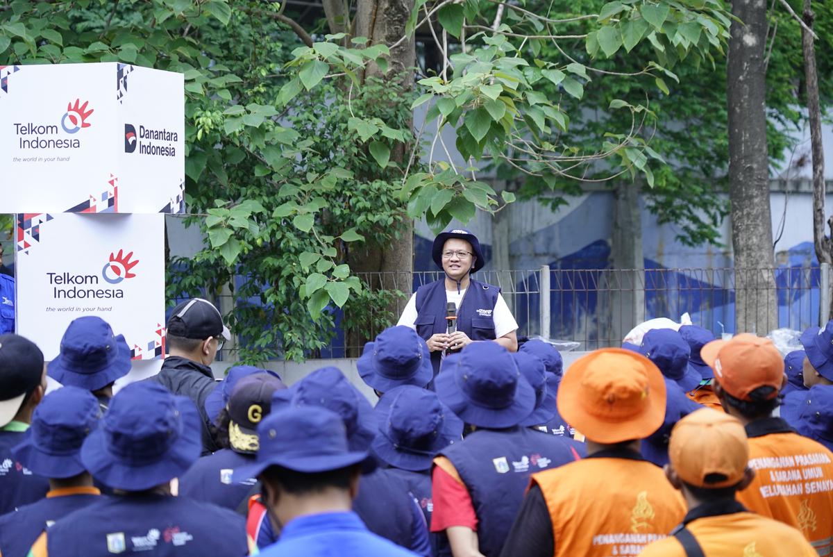 Peringati Hari Sungai dan World Cleanup Day, TelkomGroup Angkut 5,1 Ton Sampah dari Kali Krukut