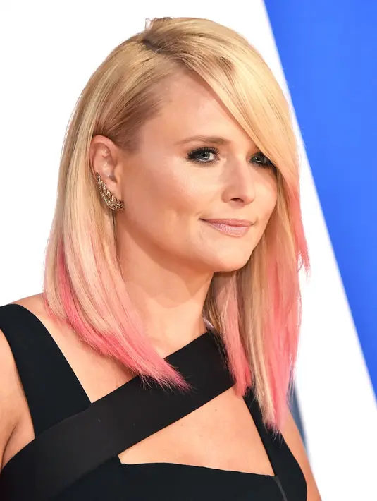 Miranda Lambert tampil cantik dengan rambut ombre berwarna pinknya di CMA Awards ke-49 (John Shearer/WireImage/USMagazine)