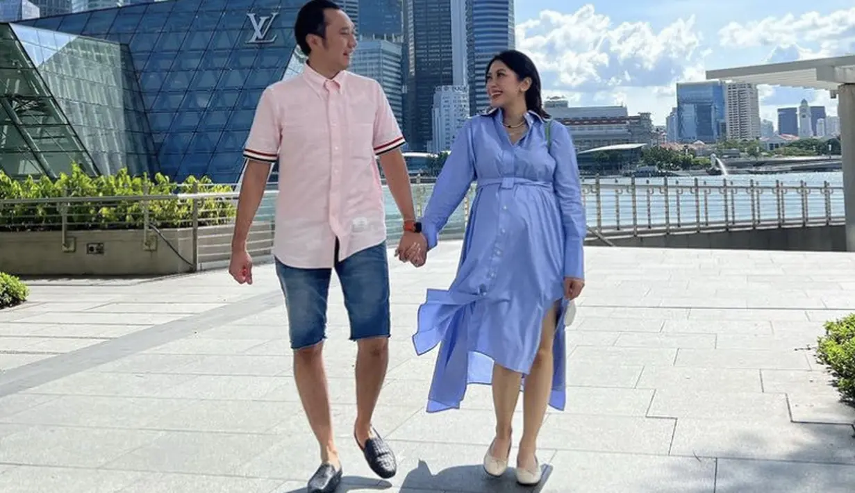 <p>Baru-baru ini, keluarga Ibas dan Aliyah pun berlibur ke Singapura. Aliyah pun tampil dengan dress biru dengan detail kancing depan dipadukan flat shoes. @ruby_26</p>