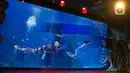 Aksi Liong dan putri duyung menghibur pengunjung di Jakarta Aquarium & Safari (JAQS), Jakarta Barat, Jumat (12/2/2021). Pertunjukan Liong Show bawah air yang diikuti oleh para putri duyung tersebut untuk memeriahkan Hari Raya Imlek 2572 atau Tahun Baru China. (Liputan6.com/Faizal Fanani)