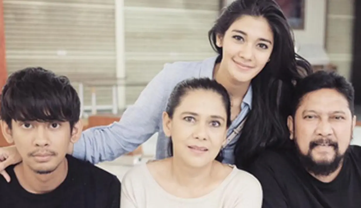 Foto yang mendapat ribuan likes itu dibanjiri komentar dari pengikutnya. Tak sedikit yang memuji keluarga Lydia dan Jamal meski telah resmi cerai tetap kompak dan harmonis. (Instagram/naymirdad)