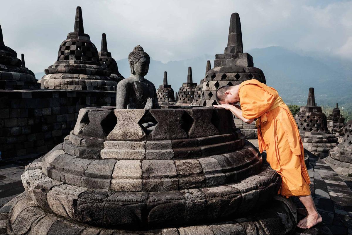 FOTO: Khidmat Puja Bakti Doa Biksu di Candi Borobudur