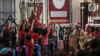 Pastor Kepala Paroki Romo Yohannes Deodatusi SJ menyapa anak-anak saat memimpin jalannya misa keluarga di Gereja Katedral, Jakarta, Rabu (25/12/2024). (Liputan6.com/Angga Yuniar)