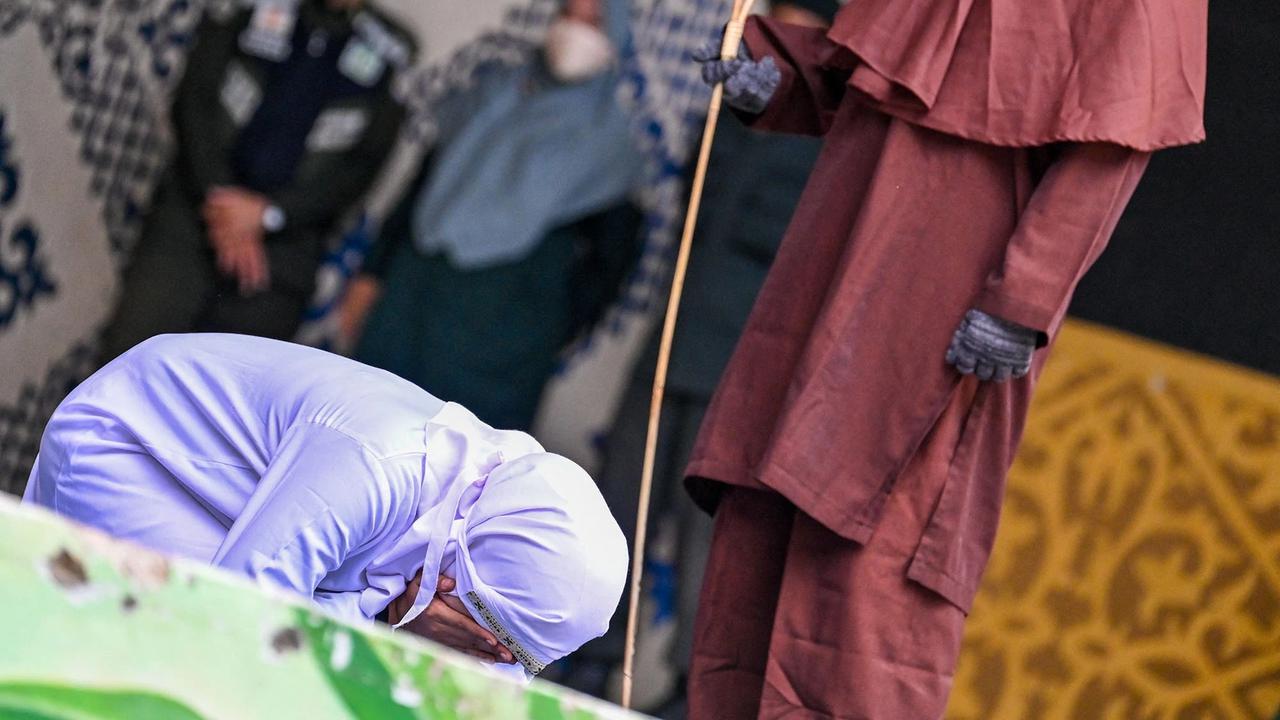FOTO: Enam Pelanggar Qanun Jalani Hukuman Cambuk di Banda Aceh