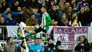 Penyerang Real Betis, Antonio Sanabria melakukan selebrasi usai mencetak gol ke gawang Real Madrid pada lanjutan La Liga Spanyol di Stadion Bernabeu, Madrid, (13/3). Real Madrid menang atas Real Betis dengan skor 2-1. (AFP Photo / Gerard Julien)