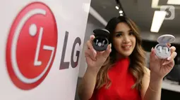 Model menunjukkan headphone LG TONE  Free di Jakarta, (23/03/2022). Pada seri FP8 memiliki kelengkapan UVNano dalam wadahnya dan membuat perangkat memperoleh penyinaran jenis ultra violet untuk mengeliminasi kemungkinan melekatnya bakteri maupun partikel berbahaya. (Liputan6.com/Fery Pradolo)