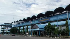 Pemandangan megah Stadion Maguwoharjo dari depan sisi sebelah timur. (Bola.com/Vincentius Atmaja)