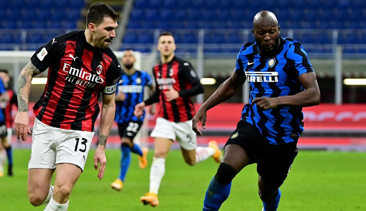 Hal tersebut bermula saat Alessio Romagnoli (kiri) berusaha merebut bola dari Romelu Lukaku dan berujung pada pelanggaran. Lukaku yang tak terima awalnya akan bersitegang bek tengah berkebangsaat Italia tersebut. (AFP/Miguel Medina)