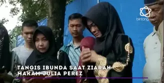 Ibunda tak bisa menahan air matanya ketika ziarah ke makam Julia Perez.