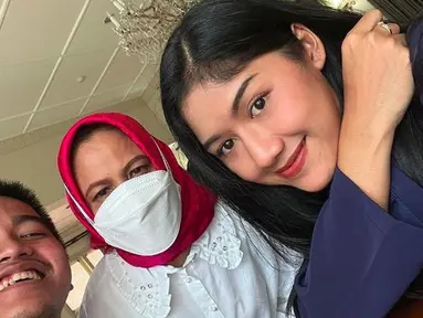 Erina Gudono sudah akrab dengan ibu mertua, Iriana Jokowi. Beberapa momen Erina mengunggah momen kedekatannya dengan Iriana di Instagram. Foto ini pun berhasil menuai atensi banyak orang. (Liputan6.com/IG/erinagudono)