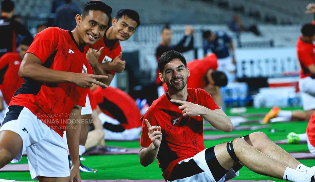 Pemain Timnas Indonesia, Rizky Ridho (kiri), Sandy Walsh (kanan) dan Pratama Arhan berpose saat latihan perdana menjelang laga putaran ketiga Kualifikasi Piala Dunia 2026 melawan Australia di Stadion Netstrata Jubilee, Sydney, Selasa (18/03/2025) waktu setempat. (Dok. PSSI)