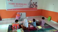 Pekanbaru. Relawan RZ (Rumah Zakat) cabang Pekanbaru menghadirkan program homeschooling bagi anak-anak SD.