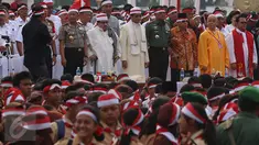 Panglima TNI, Jenderal Gatot Nurmantyo bersama Kapolri, Jenderal Tito Karnavian dan Sejumlah Tokoh Lintas Agama menghadiri kegiatan Silaturahmi Nusantara Bersatu, di Monas, Jakarta, Rabu (30/11). (Liputan6.com/Johan Tallo)