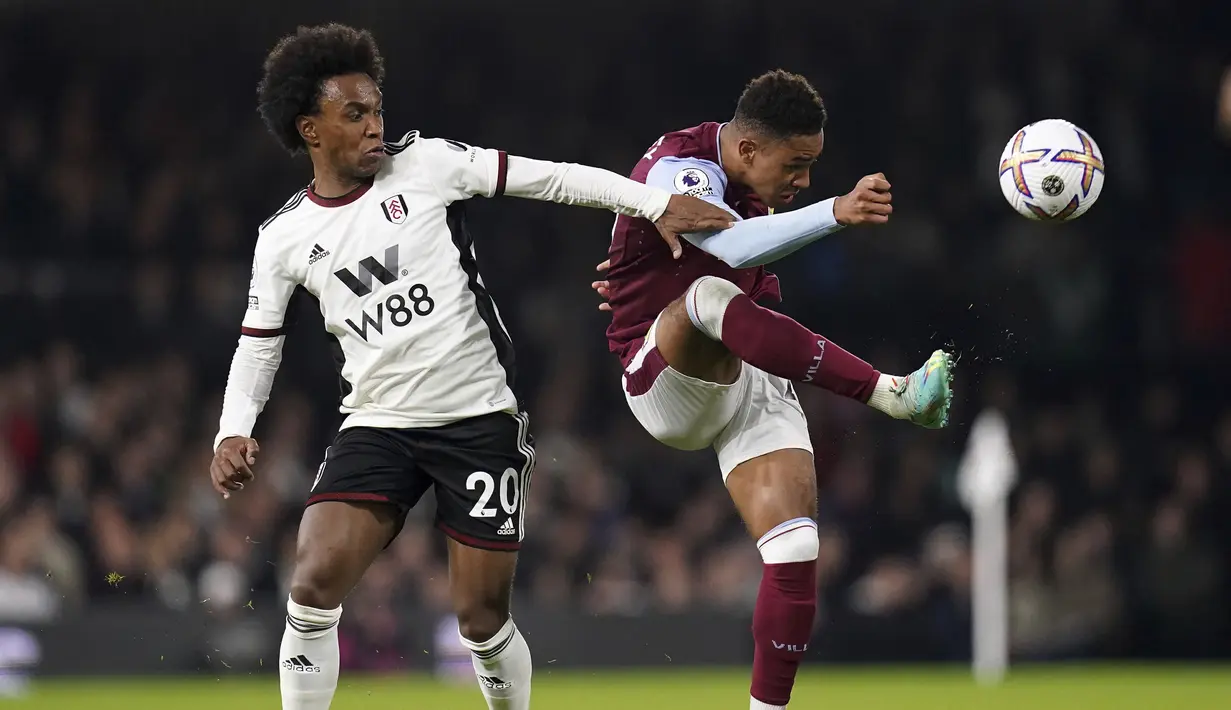 Willian Borges. Sayap kanan berusia 34 tahun ini didatangkan Fulham pada awal musim 2022/2023 dari Corinthians dengan status bebas transfer dan terikat kontrak selama 1 tahun hingga Juni 2023. Sebelumnya ia pernah membela dua klub Liga Inggris lainnya yaitu Chelsea selama 7 musim mulai 2013/2014 hingga 2019/2020 dan Arsenal pada musim 2020/2021. Bersama Fulham ia telah tampil 4 kali di Liga Inggris musim ini dengan torehan 1 assist. (PA via AP/John Walton)