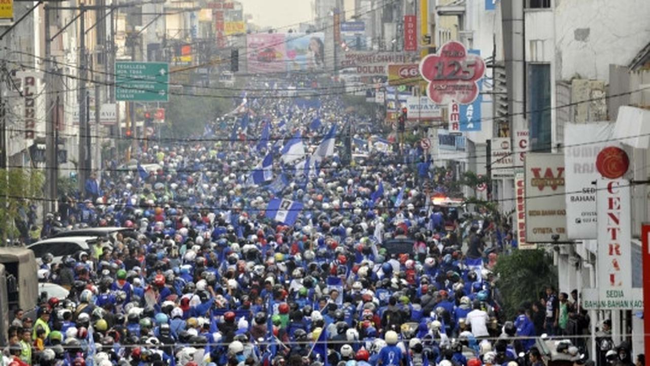 Pawai kejuaraan Persib, lautan Bobotoh birukan Bandung