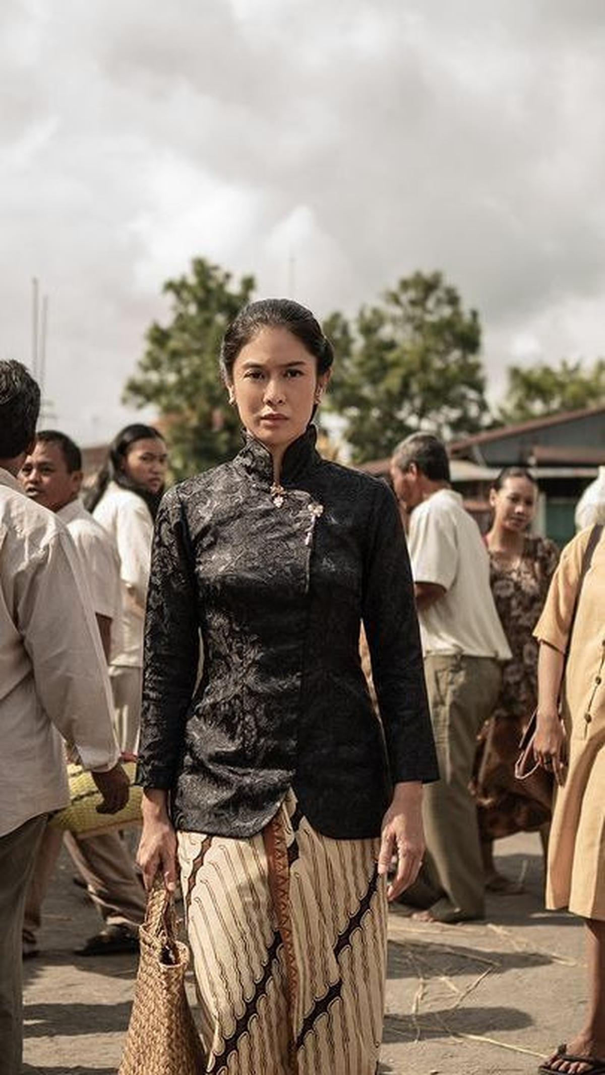 Dian Sastrowardoyo berperan sebagai Darsiyah. Dian menjadi pemeran utama serial ini.