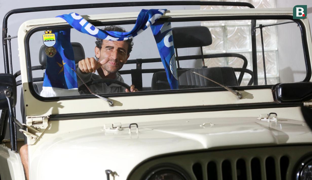 Pelatih Persib Bandung, Luis Milla, berpose saat sesi pemotretan bersama Bola.com di Graha Persib, Bandung, Selasa (11/10/2022). (Bola.com/M Iqbal Ichsan)