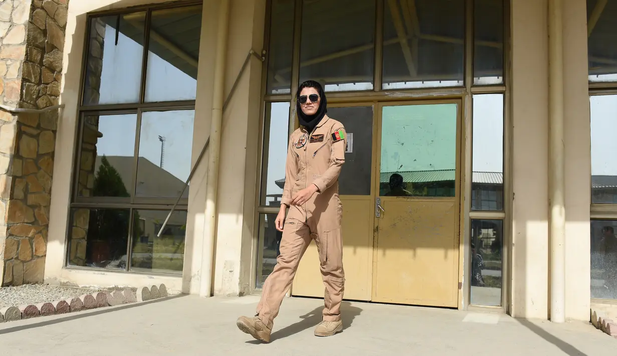 Niloofar Rahmani (24) saat berada di pangkalan Angkatan Udara Afghanistan di Kabul. Pilot perempuan pertama di angkatan udara Afghanistan  tersebut meminta suaka ke Amerika Serikat (AS). (AFP PHOTO/SHAH Marai)