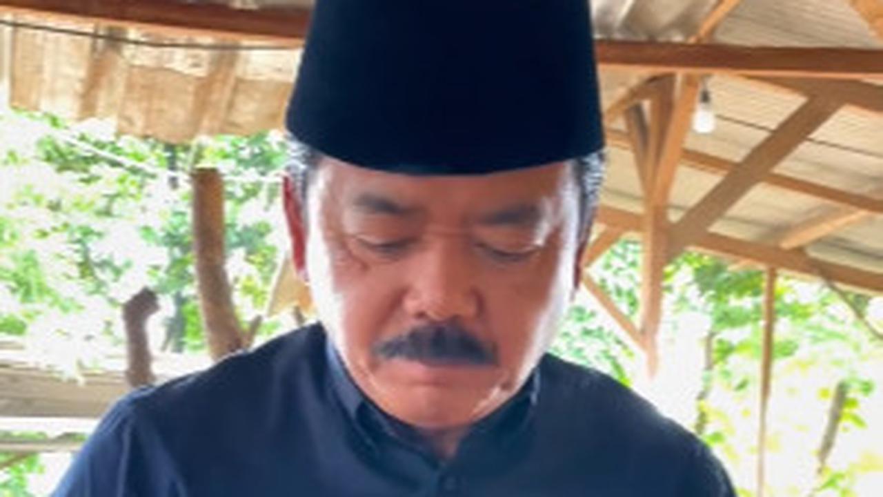 Momen Eks Panglima TNI Jajan di Warung Kampung
