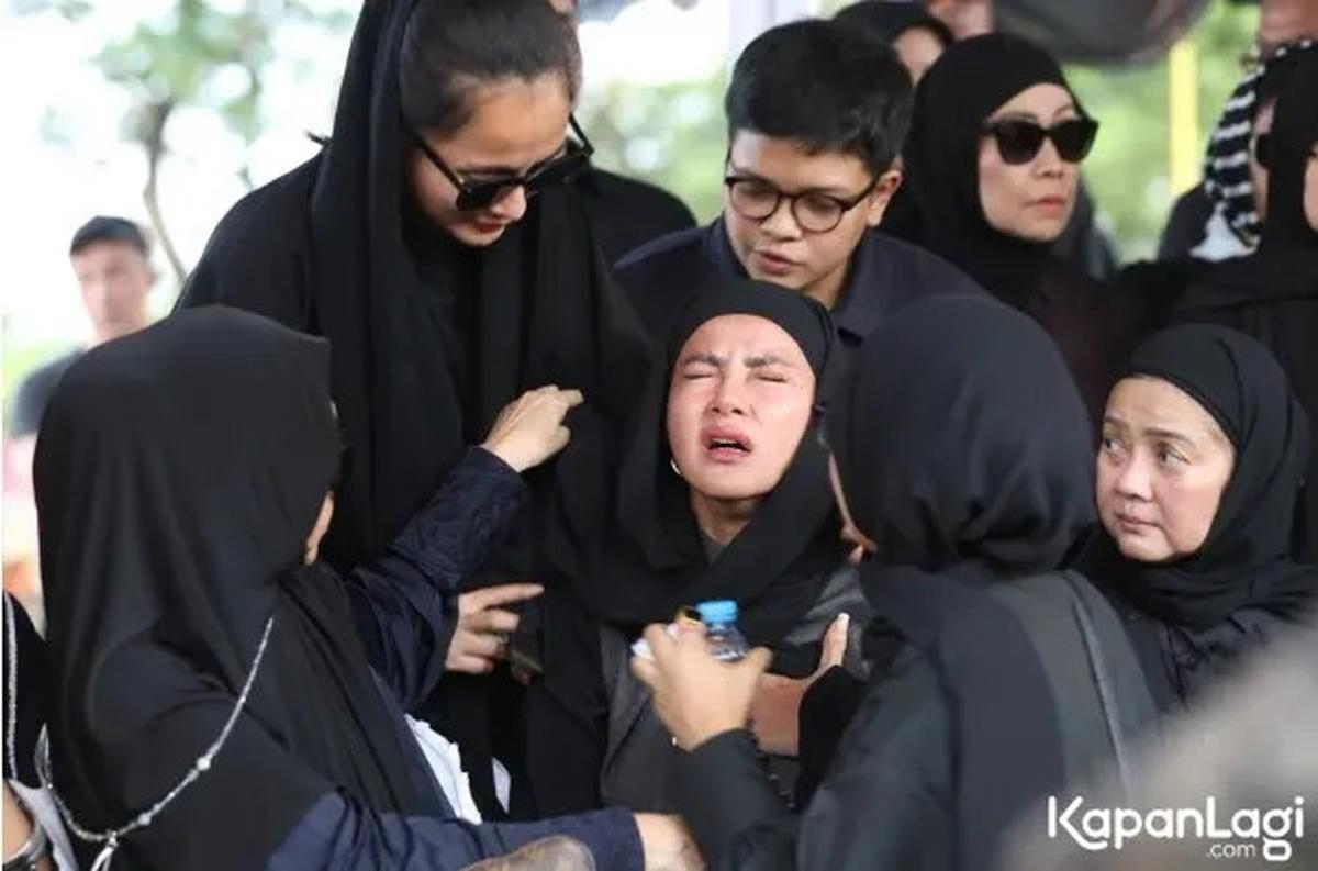 Olla Ramlan Baru Tiba dari Luar Kota, Tak di Sisi Ibunda Saat Meninggal
