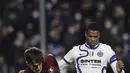 Bek Inter Milan Denzel Dumfries (kanan) berebut bola dengan bek Salernitana Luca Ranieri pada giornata ke-18 Liga Italia di Stadion Arechi, Salerno, Sabtu (18/12/2021) dini hari WIB. Inter Milan pesta gol 5-0 di kandang Salernitana. (Alessandro Garofalo/LaPresse via AP)